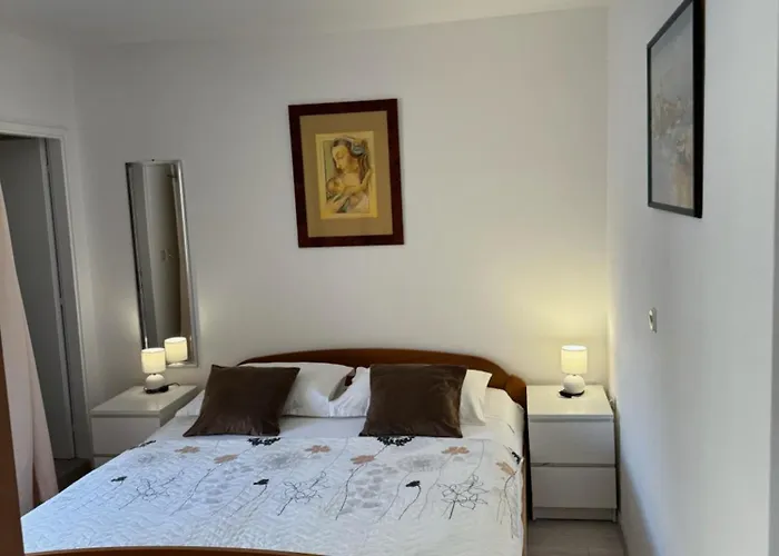 Apartament Komparic *