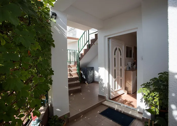 Apartament Komparic *